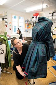 Dunja Rutschmann in ihrem Atelier im Trachtestübli mit einem der Modelle, die sie für die Modeschau Heimatgwand entworfen hat. Bild: Corinne Glanzmann (Stans, 25. Oktober 2016)