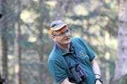 Alfred Meier liebt die Natur und beobachtet gerne Wild. Oben: Fuchs und Reh sagen sich gute Nacht. Mitte: Vorwitziges Rehwild. Unten: Hirschkuh im Lichtkegel. (Bilder Charly Keiser)