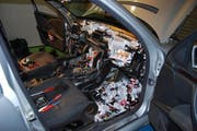 Jeder noch so kleine Hohlraum wurde mit Zigaretten-Schachteln gefüllt. Hier das gesamte Armaturenbrett. (Bild: Eidgenössische Zollverwaltung)