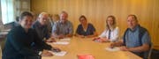 Talammann Alex Höchli (zweiter von links) freut sich mit dem Präsidenten der Stiftung Erlen, Seppi Hainbuchner, Heimleiterin Theres Meierhofer, Notarin Simone Hess Nielsen, Stiftungsrat Martin Weissen und Geschäftsführer Bendicht Oggier über die Unterzeichnung des Baurechtsvertrages sowie der Leistungsvereinbarung. (Bild: PD)