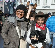 Kathrin Krummenacher mit Sohn Basil, als Pferd und Cowboy. (Bild: Philipp Unterschütz (13.2.2018))