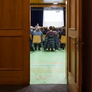 Kommunale Politik sorgt immer weniger für grosse Publikumsaufmärsche wie hier an der Gemeindeversammlung im bündnerischen Sedrun im Januar 2015. (Bild: Gian Ehrenzeller/Keystone (16. Januar 2015))