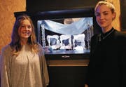 Zwei künftige Prinzessinnen vor ihrem Schlafgemach, einem Modell des Bühnenbildes von Adrian Hossli. Von links Michèle Odermatt (Prinzessin Isolde), Sarah Sophie Wiedemar (Prinzessin Iphigenie). (Bild: Marion Wannemacher (Stans, 13. Mai 2017))