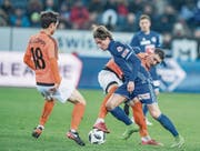 Luzerns Hekuran Kryeziu (in Blau) versucht sich gegen zwei Lausanner durchzusetzen. (Bild: Boris Bürgisser (Luzern, 3. Februar 2018))
