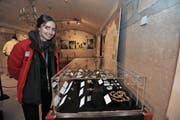 Kuratorin Cristina Kaufmann in der Wunderkammer von Sasso Gottardo. (Bild: Urs Hanhart (24. Juni 2017))