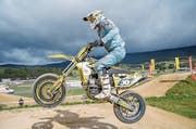 Hansruedi Zimmermann auf seiner Müller-Suzuki. (Bild: Tamara Huber)