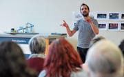 Er soll die Theaterbegeisterten zu einer Einheit formen: Regisseur Stefan Camenzind. Bild: Urs Hanhart (Göschenen, 27. März 2017)