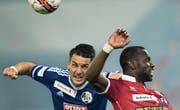 FCL-Verteidiger Stefan Knezevic (20) stellt sich hier erfolgreich Moussa Konaté vom FC Sion entgegen. (Bild: Laurent Gilliéron/Keystone (Sion, 5.4.2017))
