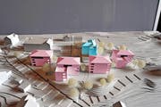 Unter dem Lungerer Bahnhof (Bildmitte oben) sollen rund 30 Wohnungen in vier Häusern (rosa) entstehen. Die Marienburg (blau) wird zu einem Bed & Breakfast umgebaut. (Bild: Christoph Riebli (Neue Obwaldner Zeitung))