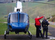 Vom Chaltbach aus studiert die Heli-Crew der Polizei das Suchgebiet. (Bild: Geri Holdener, Bote der Urschweiz)