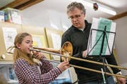 Gleich gilt es ernst: Posaunistin Anna Zihlmann beim Einspielen mit ihrem Musiklehrer Rainer Peter. (Bilder: Philipp Schmidli (Triengen, 10. März 2018))