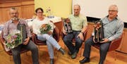 Von links: Martin Zgraggen und Franziska Bissig wurden verabschiedet, und auch Benedikt Furger (30 Dienstjahre) und der bisherige Quartiermeister Carlo Bay erhielten ein Geschenk. (Bild: Paul Gwerder (Erstfeld, 22. November 2017))