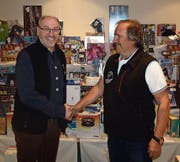 Führungswechsel bei den Alpenfreunden: Präsident Markus Waser (links) übergibt an seinen Nachfolger Hans Erni. (Bilder: Kurt Liembd (Hergiswil, 18. November 2017))