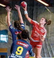 Die Stanserin Nadja Fellmann (am Ball) findet zurück zu alter Stärke. (Bild: Philipp Schmidli (Stans, 8. Oktober 2017))