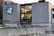 In diesem Gebäude der mobilen Polizei in Schafisheim findet der Prozess um den Vierfachmord statt. (Bild: Walter Bieri / Keystone (Schafisheim, 13. März 2018))