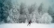 Im verschneiten Walliser Langlaufparadies Obergoms ersticht in «Gommer Winter» ein Serienmörder mehrere Langläufer. (Bild: Denis Gateau/Getty)