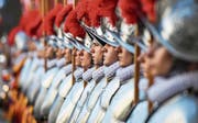Schweizergardisten kürzlich bei ihrer Vereidigung. (Bild: EPA/Alessandro Di Meo (Vatikan, 6. Mai 2017))