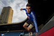Der lang ersehnte Sprung von der Tribüne zurück auf das Spielfeld: Dario Lezcano in der Swissporarena. (Bild: Nadia Schärli / Neue LZ)
