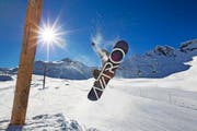 Ein Snowboarder im Frutt-Park. Die Anlagen auf Melchsee-Frutt werden am kommenden Wochenende geöffnet. (Bild Manuela Jans-Koch)