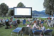 Am Open Air-Kino in der Badi Buochs-Ennetbürgen. (Bild: Nadja Häcki/NZ, Buochs, 6. Juli 2017)