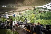 Die TV-Plattform in der Brünig-Arena misst 12 auf 4 Meter. Im Hintergrund in der Ecke ist das Freiluftstudio für die Expertenrunde zu sehen. (Bild: Roger Grütter / Neue OZ)
