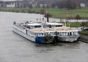 Das am späten Dienstagabend verunglückte und stark beschädigte Passagierschiff ist im Hafen in Duisburg (Nordrhein-Westfalen) an seinem Schwesterschiff festgemacht worden. (Bild: Roland Weihrauch/DPA)