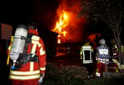 Feuerwehr, Polizei und Rettungsdienst koordinieren ihren Einsatz. (Bild: Geri Holdener)