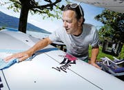 Mario Zanella, Bademeister im Seebad Walchwil, putzt seine Stand-up-Paddle-Boards für die kommende Saison. (Bild Stefan Kaiser)