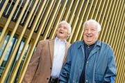 Friedel Rausch (links), hier 2014 mit dem damaligen Meister-Präsidenten Romano Simioni, kann wieder lachen. (Bild: Philipp Schmidli / Neue LZ)