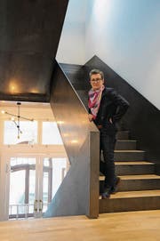 Sina Filliger im neuen «stählernen» Treppenhaus. (Bild: Philipp Unterschütz (Engelberg, 7. November 2017))