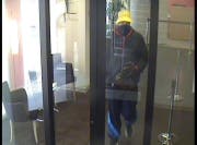 Der Unbekannte überfiel die Coop-Bankfiliale an der Birmensdorferstrasse. (Bild Stadtpolizei Zürich)