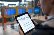 An 31 Bahnhöfen wird ab Mitte 2014 gratis-WLAN zur Verfügung stehen. (Bild: Keystone)