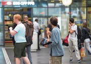 Einer der Fundraiser mit Tablet im Bahnhof Zug. An Charme mangelt es den jungen Leuten meist nicht. (Bild: Maria Schmid (Zug, 31. August 2017))