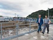 Baukommissionspräsident Walter Odermatt (links) und Betriebsleiter Marcel Fresa bei der ARA. (Bild: Corinne Glanzmann (Stans, 12. September 2017))
