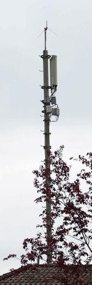 Nicht überall beliebt: Mobilfunkantennen. (Bild: Martin Uebelhart)