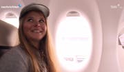 Eine strahlende Corinne Suter im Flugzeug. (Bild: Tele1)