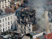 Bei der Explosion eines Wohnhauses in Paris wurden Teile der Aussenwände und des Daches weggesprengt. (Bild: KEYSTONE/EPA/ETIENNE LAURENT)