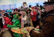Eine Polonaise-Schlange streift durch den Panoramasaal des Luzerner Casinos. (Bild: Boris Bürgisser)