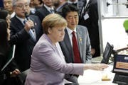 Angela Merkel droht der Türkei. Im Bild: Die deutsche Kanzlerin beim Besuch der CeBIT-Ausstellung in Hannover am Montag. (Bild: EPA/CARSTEN KOALL)