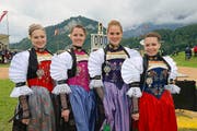 Zum ersten Mal als Ehrendamen dabei (von links): Rahel Bünter, Saskia Lussi, Aaricia Lauwers und Ladina Schuler. (Bild: Robert Hess / Neue OZ)