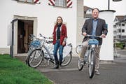 Gemeinde-Geschäftsführer Lukas Liem und seine Stellvertreterin Elvira Oggier bei der Nextbike-Station vor der Sust. (Bild: Corinne Glanzmann (Stansstad, 22. März 2017))