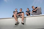 Der Vereinsmitglieder von Parkour Stans auf einem Dach beim Berufsschulhaus (von links): Tobias Barmettler, Nino Sollberger, Dario Da Silva und Joel Odermatt. (Bild Corinne Glanzmann)