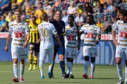Beim Stande von 2:2 leistet sich FCL-Innenverteidiger François Affolter (links) eine Dummheit und kriegt den Marschbefehl. Gegen zehn Luzerner schiesst YB noch das 3:2. (Bild: Keystone/Lukas Lehmann)