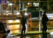 Mit Maschinenpistolen waren die Polizisten zum Bahnhof-Areal unterwegs. (Bild: Geri Holdener / Bote der Urschweiz)
