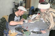 Wer etwas Gutes für die Umwelt tun wollte, besuchte das «Repair Café» in Stans, ein Novum im Kanton Nidwalden. Jonas Thoma stellt für den Mixer selber ein Ersatzteilchen her.Bild: Sepp Odermatt (Stans, 24. Februar 2018) (Bild: Sepp Odermatt (Stans, 24. Februar 2018))