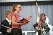 Hauptdarstellerin Karen Arnold beim Erzählen der Tellsgeschichte. (Bild: Corinne Glanzmann (Giswil, 14. Juni 2017))