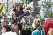 Die «Jützlitypen» flössten dem Publikum nicht nur mit ihren Konfettibomben Angst und Schrecken ein. (Bild: Valentin Luthiger)