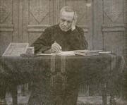 Das Bild zeigt Theodor Amstad beim Erledigen von Schreibarbeiten (undatierte Aufnahme). (Bild: PD)