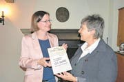 Karin Schleifer (links) überreicht Marlène Wirthner-Durrer die druckfrische Broschüre. (Bild: Franz Niederberger (Stans, 2. November 2017))