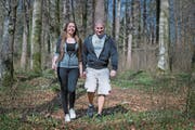 Angela Kaufmann und Cyrill Wyrsch wandern bald mit einer Karrette auf fernen Pfaden. (Bild: Corinne Glanzmann (Kägiswil, 15. März 2017))